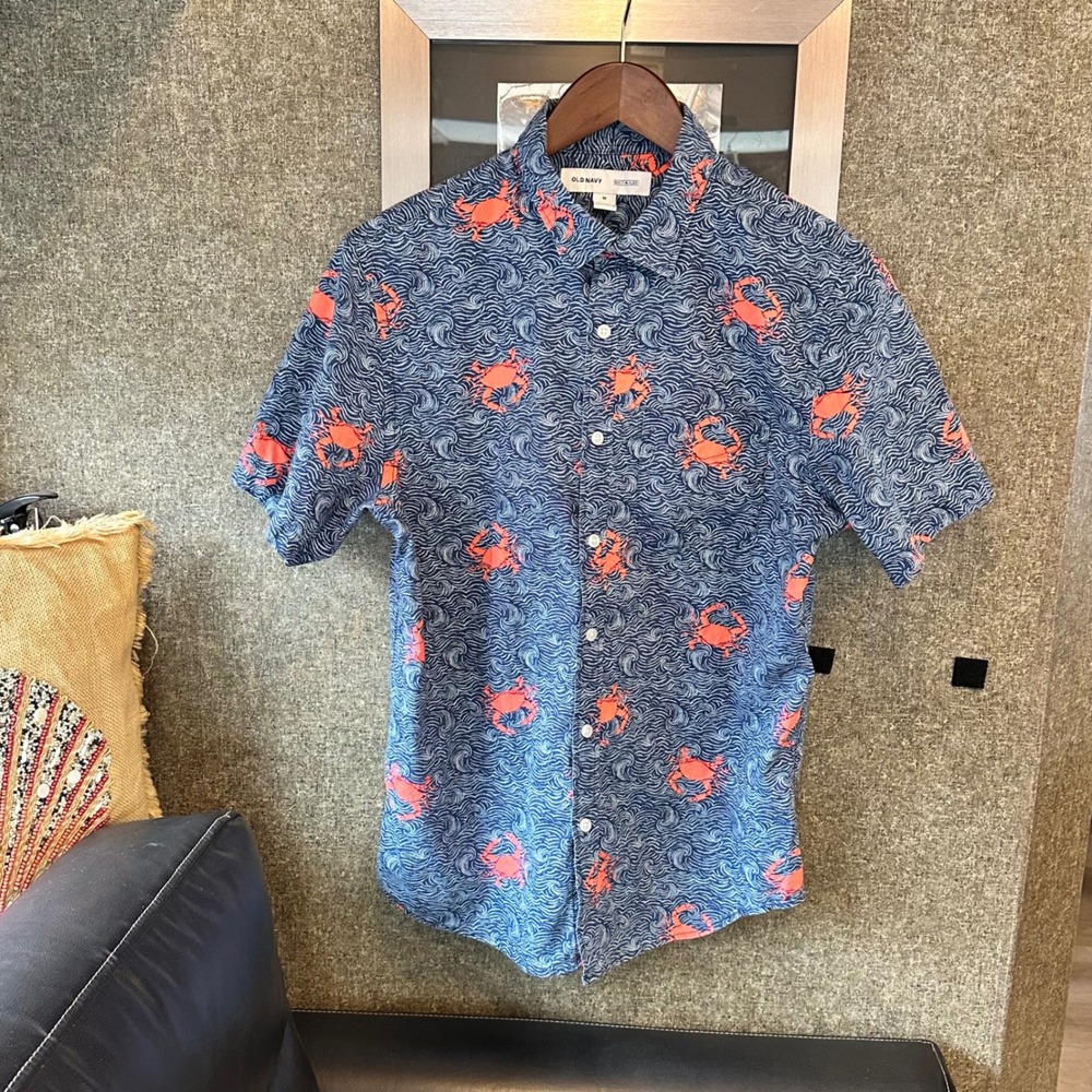 Old Navy Built-In Flex Mens Shirt M Blue‎ Orange Crab Wave Short Sleeve Nautical
